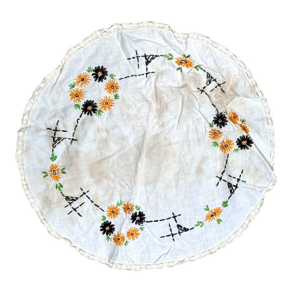Vintage 16.25" Round Embroidered Daisy Linen Tablecloth With Floral Design READ - Picture 2 of 5